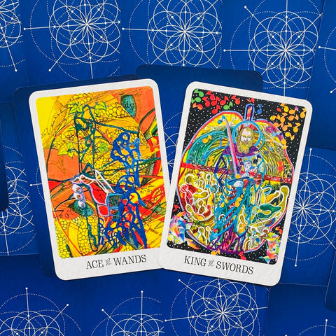 tarot kortos spalvingos priekinės iliustracijos — Ace of Wands ir King of Swords, pasvirusios ant mėlyno geometrinio nugarėlių fono
