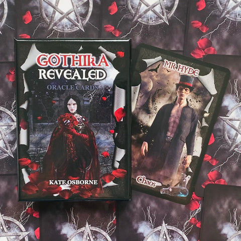 Orakulo kortos Gothika Revealed su juodu dėklu ir matoma Mr. Hyde korta, gotikinis dizainas ir raudoni rožių žiedlapiai