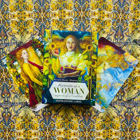 Inspiracinių kortelių rinkinys Portraits of a Woman su spalvingu dėklu ir trimis atverstomis kortų dizaino variacijomis ant geltonai‑mėlyno rašto fono