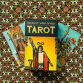 Tarot kortos Radiant Wise Spirit komplektas su geltonu Magas kortos priekiu, trys kortos išfanuotos ant raštuoto fono