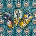 Tarot kortos su žaliais rėmeliais ir turkio nugarėlėmis, trys atvertos kortos fanuotos, demonstruoja skirtingas interpretacijas