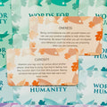 Inspiracinės kortelės Words for Humanity, artimas planas dviejų persikinių oranžinių kortelių „Oneness“ ir „Curiosity“ su tekstu