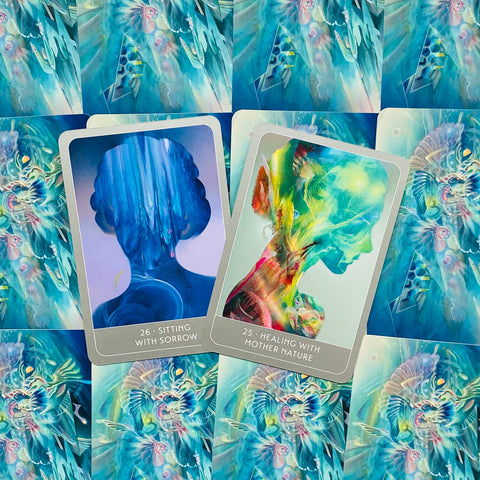 Tarot kortos, dvi atvertos kortelės su mėlynais ir spalvotais moterų portretais ant turkio fono, plokščias išdėstymas