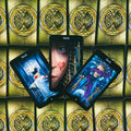 Tarot kortos Swords rinkinys: trys atverstos kardų kortos su artimu portreto motyvu ir žalvario nugarėlės raštu
