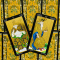 tarot kortos – prabangus rinkinys su auksinėmis geltonomis nugarėlėmis ir atverstomis Imperatoriaus (IV) bei Hierofanto (V) kortomis
