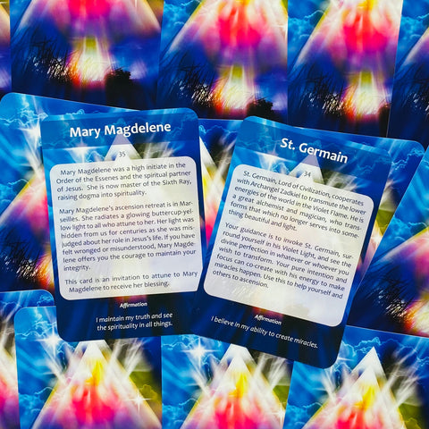 Orakulo kortos su Mary Magdalene ir St. Germain variantais, mėlyno fono ir violetinės liepsnos dizainu