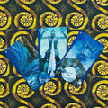 tarot kortos mėlynomis iliustracijomis ant geltonai juodo spiralinio fono, trys išskleistos kortos parodytos iš viršaus