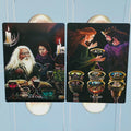 Tarot kortos, dviejų kortų (6 ir 7 Cups) priekinė pusė, tamsūs iliustruoti dizainai, artimas detalus kampinis rodinys