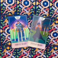 Tarot kortos — dvi atviros kortos (Eight of Swords ir Seven of Swords) matomos iš priekio ant ryškaus raštuoto mėlyno fono