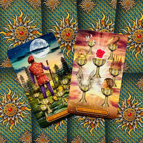 Tarot kortos Rider–Waite tipo, ryškios Aštuonių ir Septynių taurių kortos ant ornamentuoto mėlyno fono, fotografuotos iš viršaus, skirtos intuiciniams skaitiniams ir produkto variantui pabrėžti