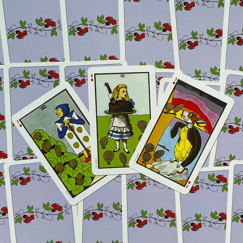 The Wonderland Tarot kortos skardinėje dėžutėje