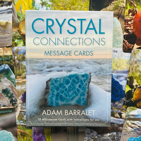 Crystal Connections kortelės (Adam Barralet) su mėlynu kristalu ant jūros fono, 70 teigiamų afirmacijų