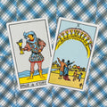 tarot kortos Rider–Waite komplektas, dvi atviros kortos (Page of Cups, Ten of Cups) plokščiu kampu ant mėlyno languoto fono