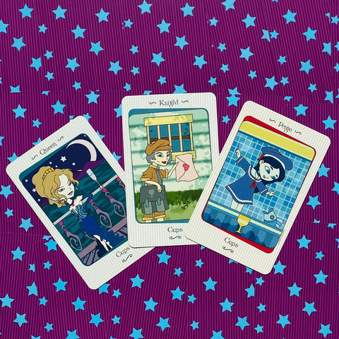 Tarot kortelės — trys taurų rūšies rūmų kortos (karalienė, riteris, berniukas) fanuotos ant violeto žvaigždėto fono