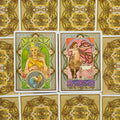 tarot kortos Art Nouveau stiliaus, priekinis planas su Capricorn ir Sagittarius kortomis, auksinės raštuotos nugarėlės fone