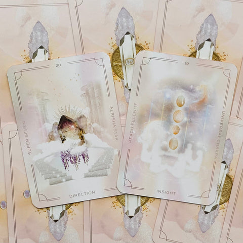 kortos: rožinės oracle kortų dvi atviros kortos (Alrisha Star ir Peach Selenite), parodytos iš viršaus, matomas priekinis dizainas