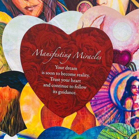 Kortelė „Manifesting Miracles“ – raudonas širdies dizainas su rožių raštu ir baltu įkvepiančiu tekstu, artimas planšetės vaizdas