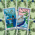 Tarot kortos Rider‑Waite stiliaus, dvi atvertos kortos — Penki kalavijai ir Šeši kalavijai persidengiant ant žalio augalinio rašto fono