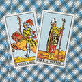 tarot kortos Rider–Waite stiliaus, dvi Lazdų serijos kortos — Riteris ir Puslapis Lazdų — ant mėlyno raštuoto fono, ryškios spalvos