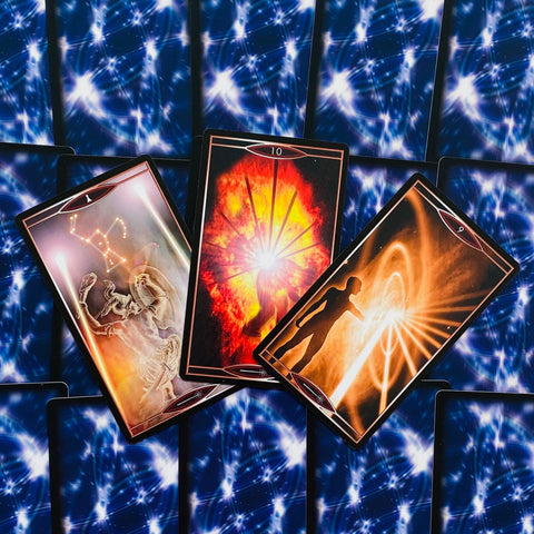 Tarot kortos trijų kortų išklotinė – mėlynos žvaigždėtos nugarėlės ir ugniniai, simboliniai priekiai