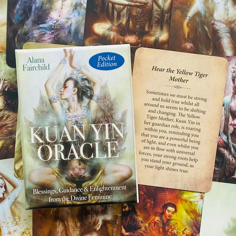 Kuan Yin Oracle kortų rinkinys (Pocket Edition) – dėžutė su pavyzdine korta, Alana Fairchild iliustracija ir aiškiu tekstu