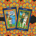 Tarot kortos, dvi atviros kortos Boundaries ir The Mystery ant spalvoto ornamentuoto fono, rodomos pasvirai