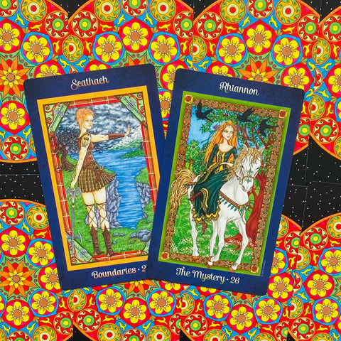 Tarot kortos, dvi atviros kortos Boundaries ir The Mystery ant spalvoto ornamentuoto fono, rodomos pasvirai