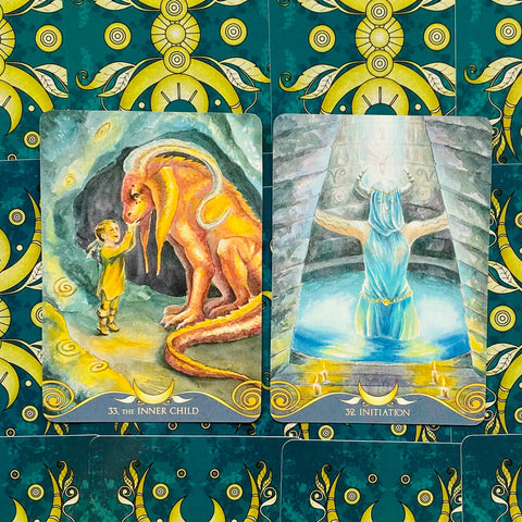 kortų rinkinys su akvarelinėmis iliustracijomis: du atverti kortai Inner Child ir Initiation ant turkio‑auksinio fono