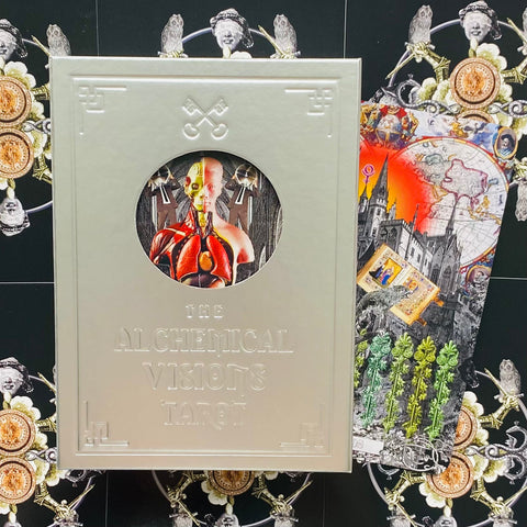 Produkto nuotrauka: sidabrinė The Alchemical Visions Tarot dėžutė su apvaliu langu, anatominiu vaizdu ir ištiesta vienos kortos juostele ant ornamentinio fono