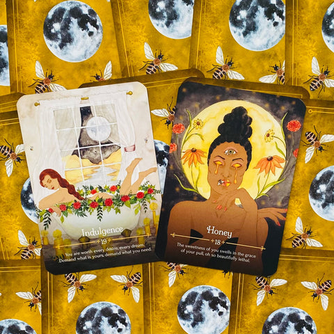 Tarot kortos su atverstu Indulgence ir Honey dizainu, geltoni bičių nugarėlių raštai ir mėnulio motyvas