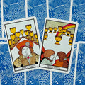 Tarot kortos Rider–Waite: dvi frontalinės taurės kortos (Nine of Cups, Ten of Cups) ant mėlynos nugarėlės