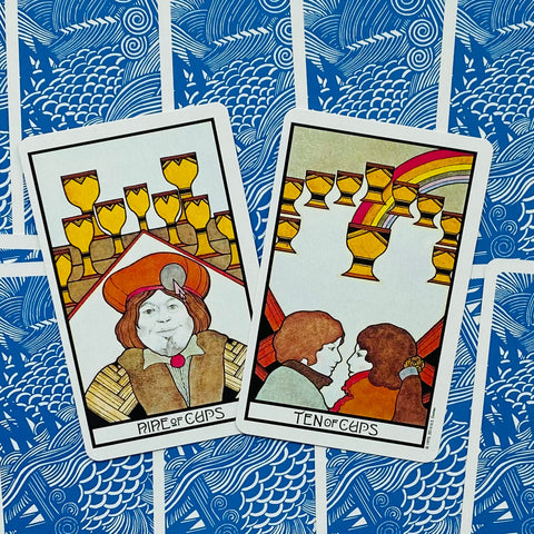 Tarot kortos Rider–Waite: dvi frontalinės taurės kortos (Nine of Cups, Ten of Cups) ant mėlynos nugarėlės