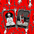 Tarot kortos rinkinys su ryškiai raudonomis nugarėlėmis ir dviem atverstomis juodai baltomis kortomis Crone (Mirtis) ir Mother (Išsipildymas), skirtas burtams ir dekorui