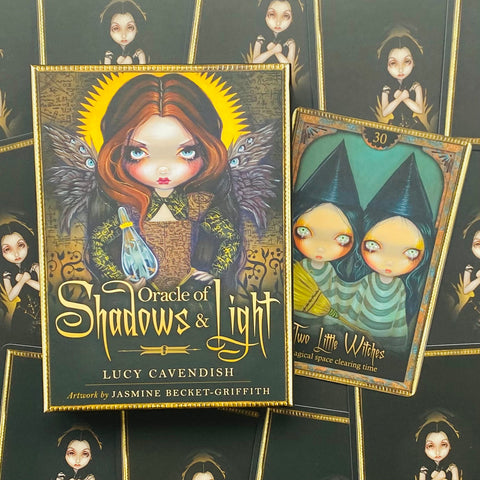 Orakulo kortos Oracle of Shadows & Light, Lucy Cavendish leidimas su tamsiomis iliustracijomis, auksiniu apvadu ir šonine dviguba „Two Little Witches“ korta