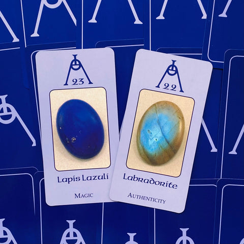 Kortos akmenų tematikos: mėlynos nugarėlės, dvi priekinės kortelės su Lapis Lazuli ir Labradorite, arti ir pasvirusiu kampu