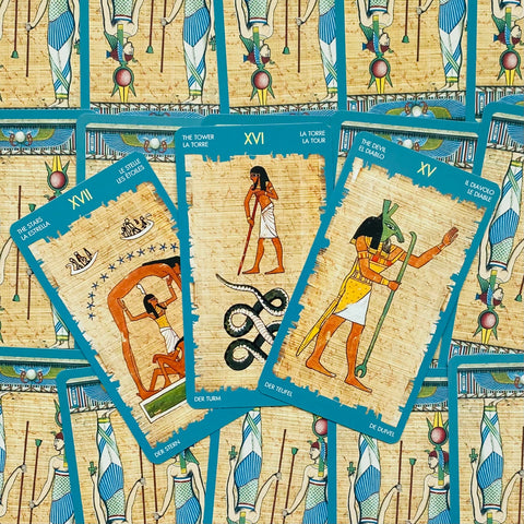 tarot kortos egiptietiško dizaino su mėlynais rėmeliais, artimas trijų pagrindinių arkana kortų priekis (Velnio, Bokšto, Žvaigždžių)