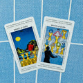 tarot kortos – atverstos Aštuonių taurų ir Septynių taurų kortos ant mėlynos raštuotos nugarėlės, plokščias perspektyvinis kampas
