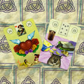 Lenormand kortos, dvi atverstos kortos — 24 Širdis su sparnais ir 23 Pelės ant ornamentuoto fono, užfiksuota arti