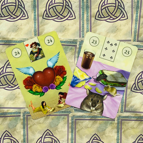 Lenormand kortos, dvi atverstos kortos — 24 Širdis su sparnais ir 23 Pelės ant ornamentuoto fono, užfiksuota arti