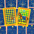 Tarot kortos priekinės kortos voras ir arklys su ryškiais geltonais rėmeliais, detaliomis iliustracijomis ir mėlynu ornamentiniu fonu