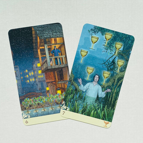 tarot kortos Rider–Waite stiliaus, matomos 6 ir 7 taurės kortos iš viršaus pasvirusiu kampu