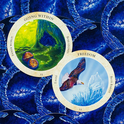 Orakulo kortos su dviem apvaliais kortelėmis: 'Going Within' žaliu vidinio pasaulio piešiniu ir 'Freedom' ereliu virš mėlynų kristalų