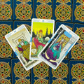 Tarot kortos Rider–Waite stiliumi, trijų kortų (Imperatorius, Imperatorė, Aukštoji kunigė) išdėstymas ryškiai ant mėlynos nugarėlės