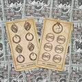 tarot kortos Serpents komplektas — dvi rudos senovinio stiliaus kortos (VII ir VIII) išdėstytos ant dekoratyvių nugarėlių fono