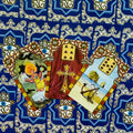 Tarot kortos atverstos trijų kortų kompozicijoje: aukso kryžius, inkaro paplūdimio scena ir liepsnojanti figūra, mėlynos nugarėlės