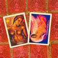tarot kortos dviejų kortų artimas kadras: „Intimacy“ ir „Guardian Angel“ su šiltais raudonais ir oranžiniais iliustracijų atspalviais