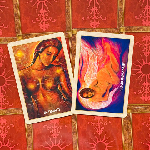 tarot kortos dviejų kortų artimas kadras: „Intimacy“ ir „Guardian Angel“ su šiltais raudonais ir oranžiniais iliustracijų atspalviais