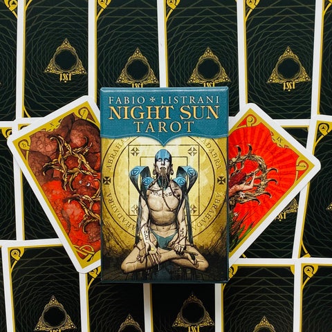 Night Sun tarot kortos Fabio Listrani, mėlynos–auksinės dėžutės priekinė dalis ant išskleistų iliustruotų kortų fone