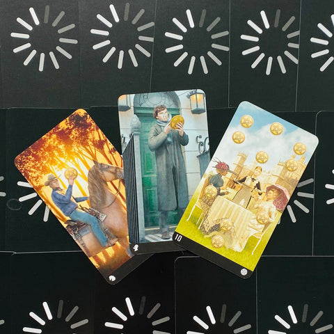 Tarot kortos — trijų Pentaklų kortų ištraukos su raiteliu ant arklio, žmogumi prie durų ir arbatos stalu ant juodo fono