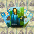 Lenormand kortos „Pagan“ mėlyno‑žalio dėklo komplektas su trimis atverstomis kortomis ant keltų rašto stalo